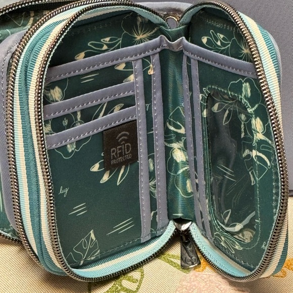 Lug Wrangler Crossbody and Lug Splits Wallet RFID - Picture 4 of 13